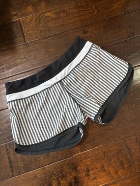 Lululemon Groovy Run Shorts 4.75 Inch Classic Stripe Black White size 8